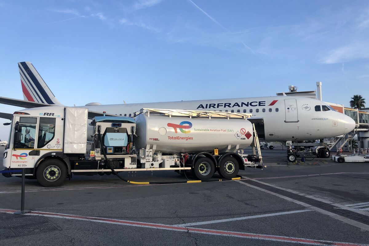 d&eacute;couvrez comment air france-klm s'engage en faveur de l'aviation durable, en adoptant des strat&eacute;gies innovantes pour r&eacute;duire son empreinte carbone et promouvoir un transport a&eacute;rien respectueux de l'environnement.
