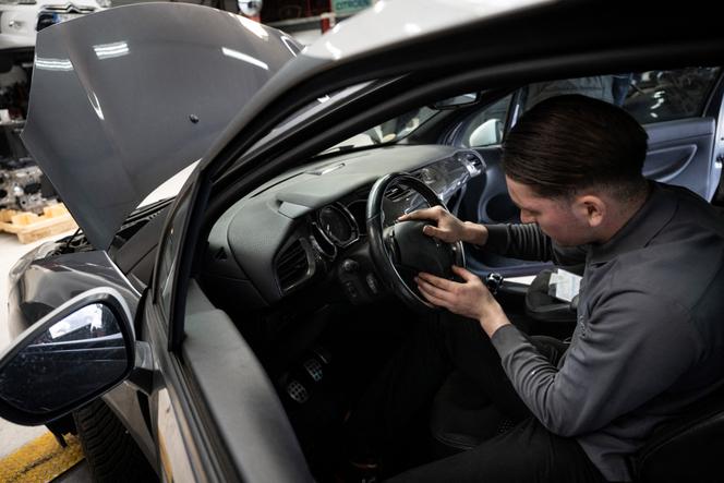 découvrez tout ce qu'il faut savoir sur les airbags takata, leur fonctionnement, les problèmes de sécurité associés et les mesures à prendre si votre véhicule est concerné. protégez-vous et vos passagers avec des informations essentielles sur la sécurité automobile.