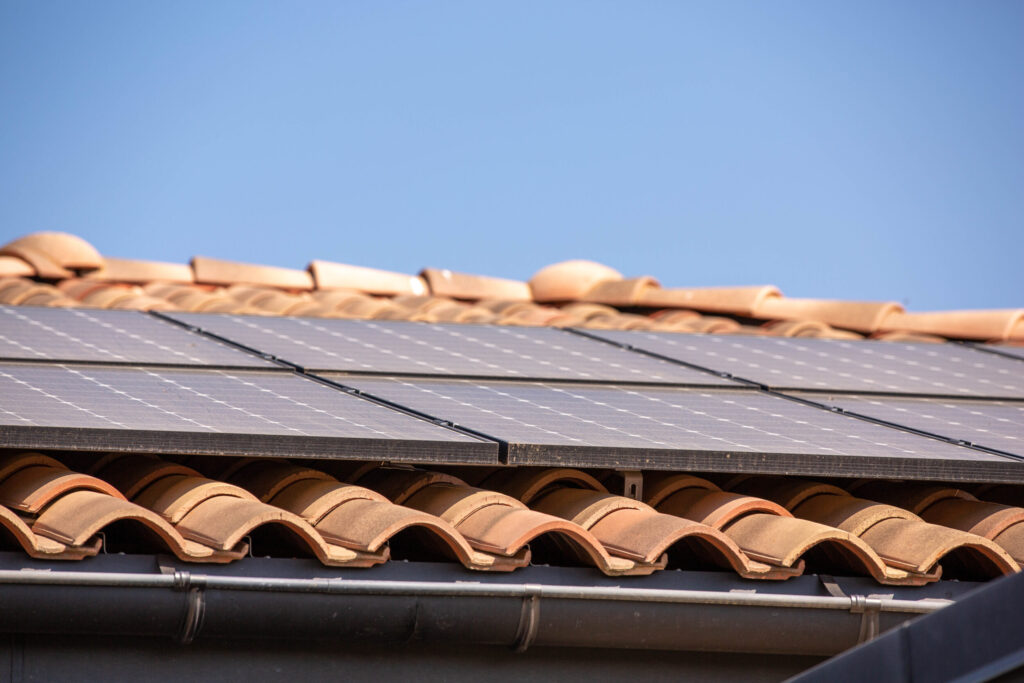 d&eacute;couvrez tout ce qu'il faut savoir sur la dur&eacute;e de vie des batteries solaires. apprenez comment optimiser leur performance, facteurs influen&ccedil;ant leur long&eacute;vit&eacute;, et conseils d'entretien pour maximiser votre investissement et profiter d'une &eacute;nergie renouvelable durable.