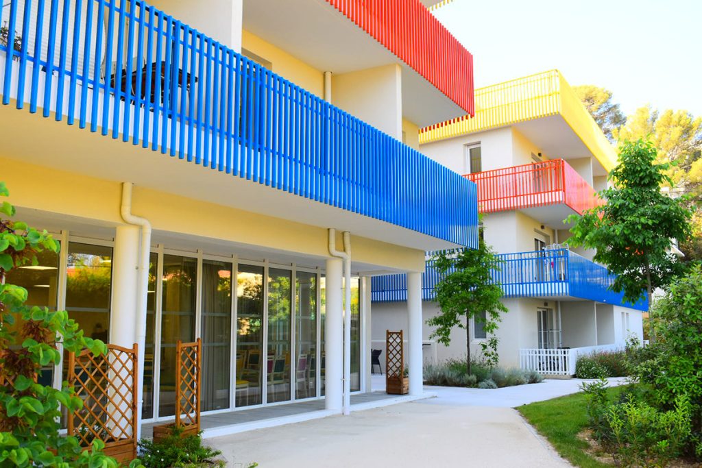 découvrez comment transformer votre maison en foyer autonome en utilisant des solutions durables et des énergies renouvelables. apprenez à réduire votre empreinte carbone tout en augmentant votre indépendance énergétique.