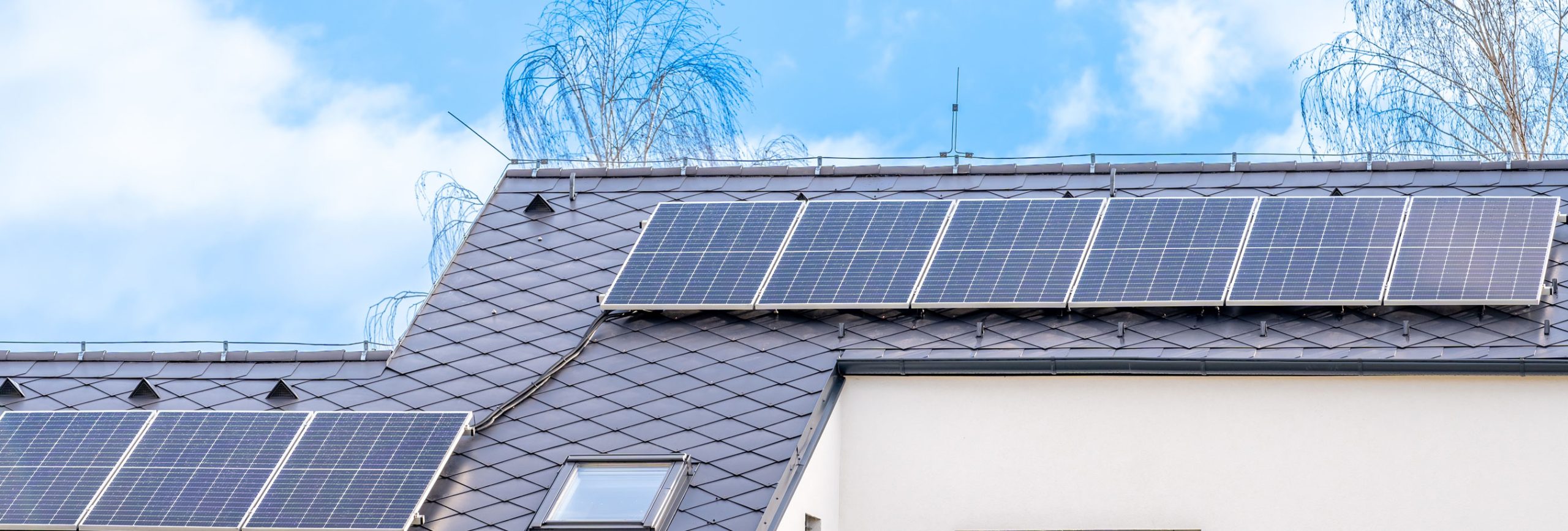 d&eacute;couvrez notre guide complet pour l'installation de panneaux solaires. apprenez toutes les &eacute;tapes n&eacute;cessaires, des conseils pratiques et des astuces pour optimiser votre projet d'&eacute;nergie renouvelable. transformez votre maison en une source d'&eacute;nergie durable et &eacute;conomisez sur vos factures d'&eacute;lectricit&eacute;.