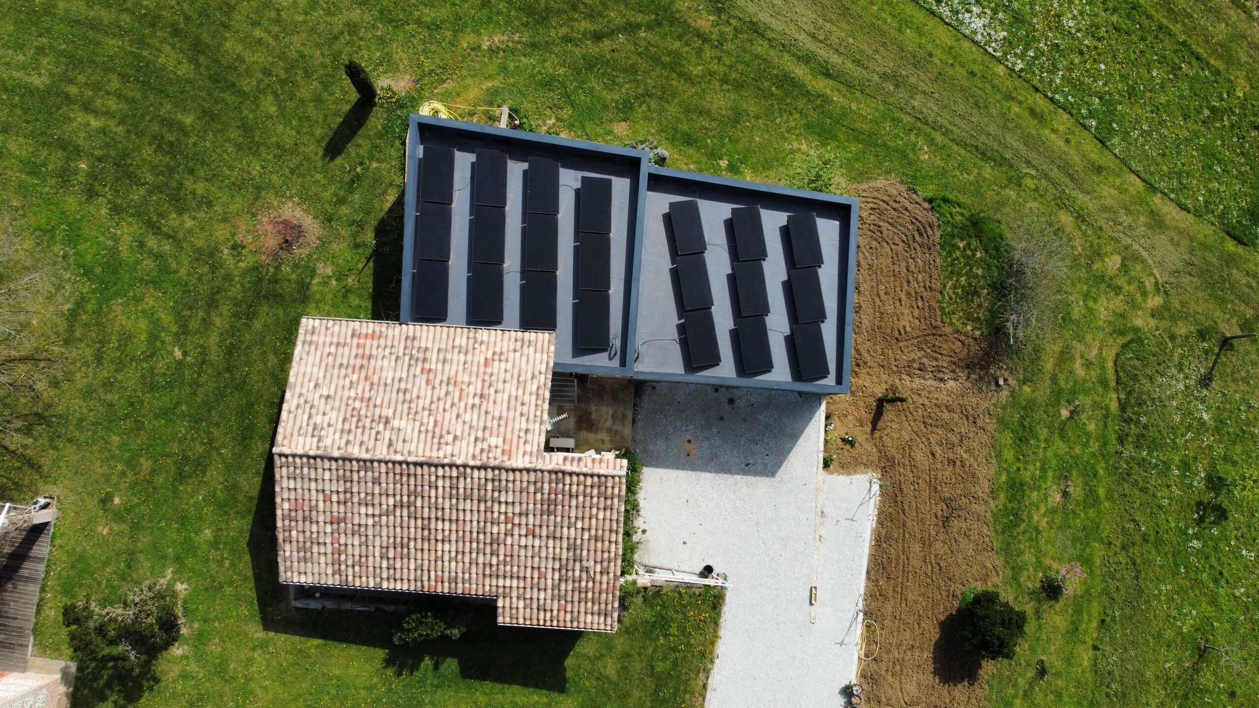 d&eacute;couvrez comment le photovolta&iuml;que peut devenir une source de revenus rentable. explorez les avantages financiers, les aides disponibles et les solutions innovantes pour optimiser votre investissement dans l'&eacute;nergie solaire.