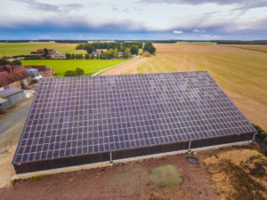 d&eacute;couvrez comment investir dans l'&eacute;nergie photovolta&iuml;que peut devenir une source de revenus rentable. apprenez les avantages &eacute;conomiques, les aides disponibles et les meilleures astuces pour optimiser votre installation solaire et r&eacute;duire vos factures d'&eacute;lectricit&eacute;.