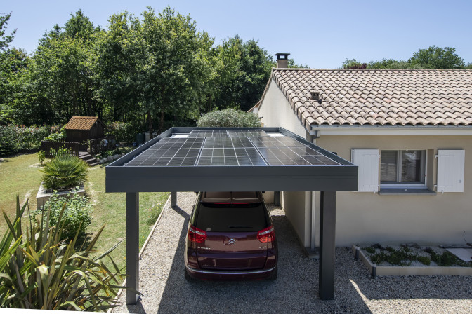 d&eacute;couvrez notre solution de recharge solaire pour voiture, alliant &eacute;cologie et innovation. profitez de l'&eacute;nergie renouvelable pour alimenter votre v&eacute;hicule tout en pr&eacute;servant l'environnement. optez pour une conduite durable et r&eacute;duisez votre empreinte carbone avec nos syst&egrave;mes de recharge solaire adapt&eacute;s &agrave; tous types de voitures.
